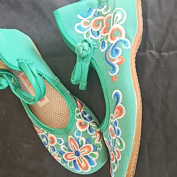 Embroidered shoes - Picture 2 of 6